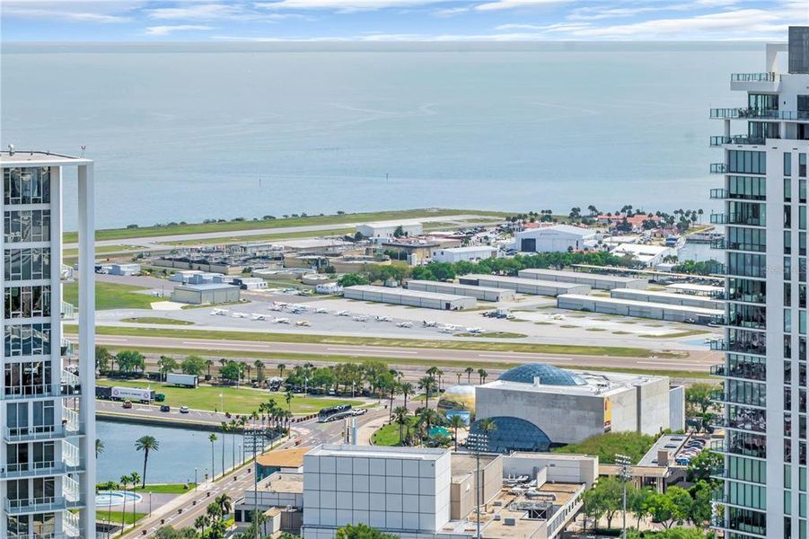 Condo located in St. Petersburg, FL showcasing its design and architecture (Image 44).