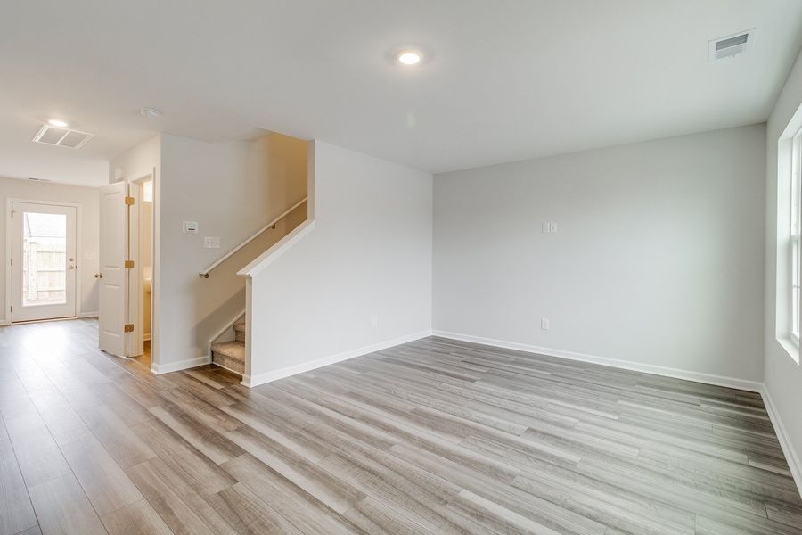 Spacious, unfurnished interior of a new home in Astoria, Columbia (Image 13).