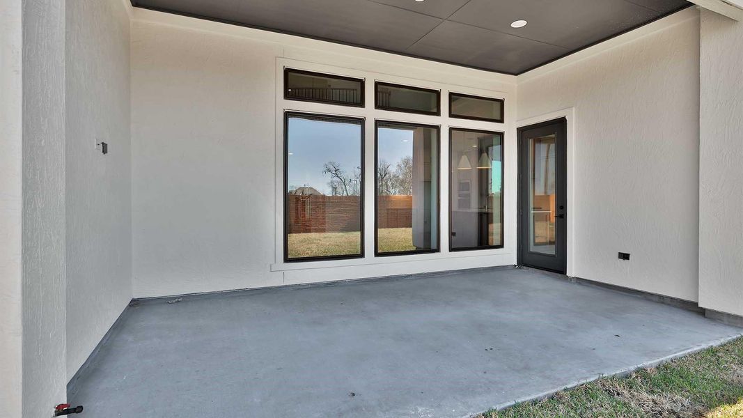 Exterior details and patio area of a home in Sienna, Missouri City (Image 4).