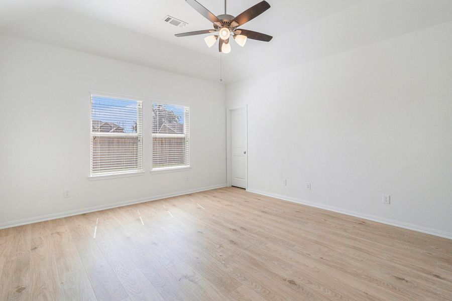 Spacious, unfurnished interior of a new home in Columbia Lakes, West Columbia (Image 20).