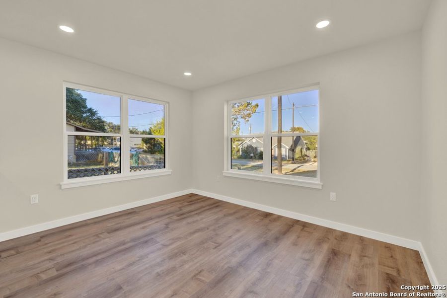 Spacious, unfurnished interior of a new home in , Canyon Lake (Image 34).