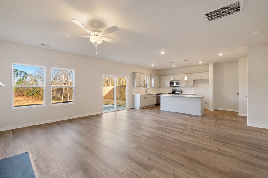 Spacious, unfurnished interior of a new home in Richmond Hill, Inman (Image 17).