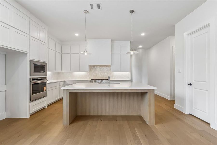 With high end appliances and outstanding prep space, all the chef's in the family will enjoy creating culinary deilghts in this wonderful kitchen! With high end appliances and outstanding prep space, all the chef's in the family will enjoy creating culinary deilghts in this wonderful kitchen!