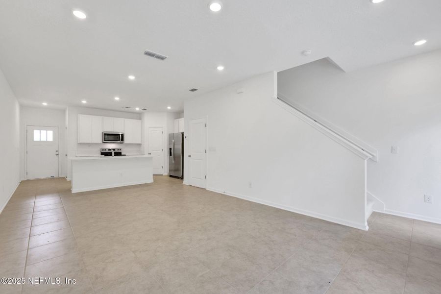 Spacious, unfurnished interior of a new home in Atlantis Pointe, Middleburg (Image 16).