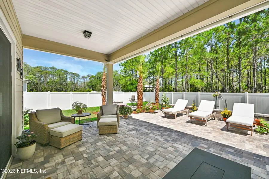 Exterior details and patio area of a home in , Yulee (Image 4).