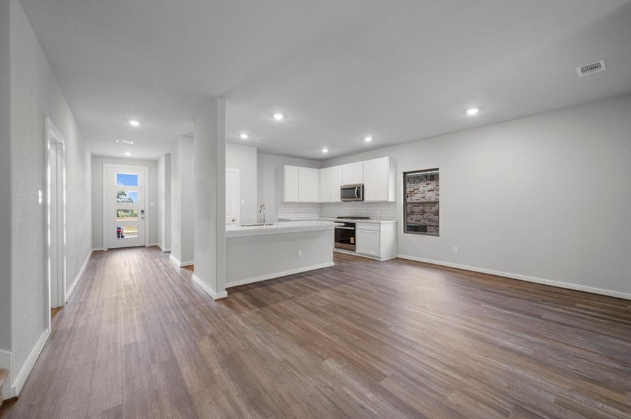 Spacious, unfurnished interior of a new home in Westridge Cove, Conroe (Image 25).