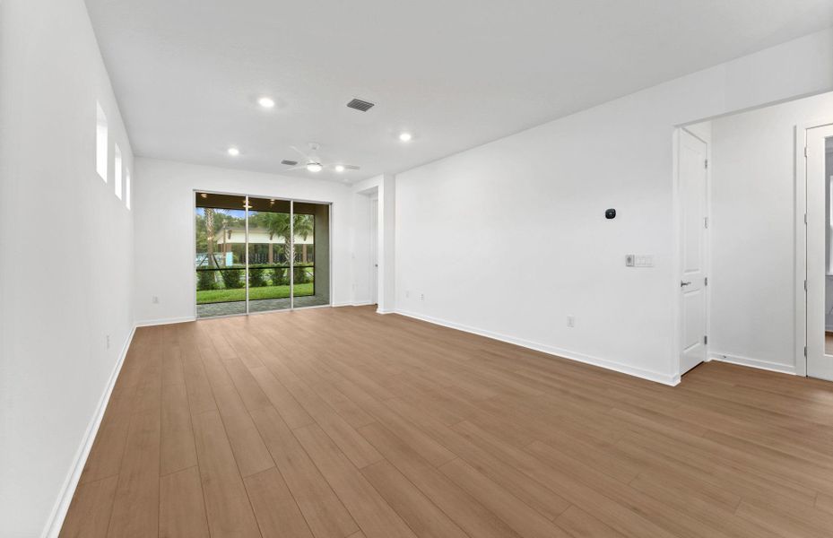 Spacious, unfurnished interior of a new home in Del Webb River Reserve, Spring Hill (Image 17).
