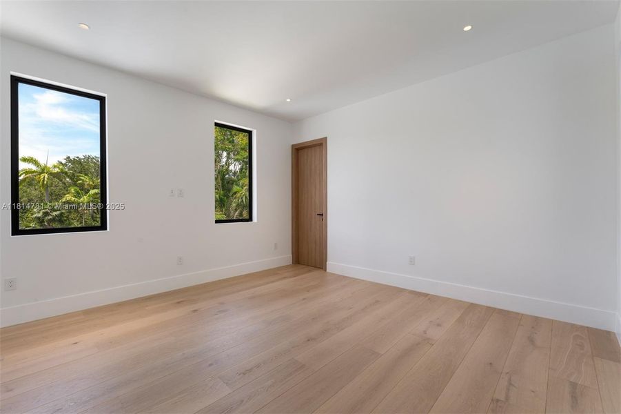 Spacious, unfurnished interior of a new home in , Pinecrest (Image 20).