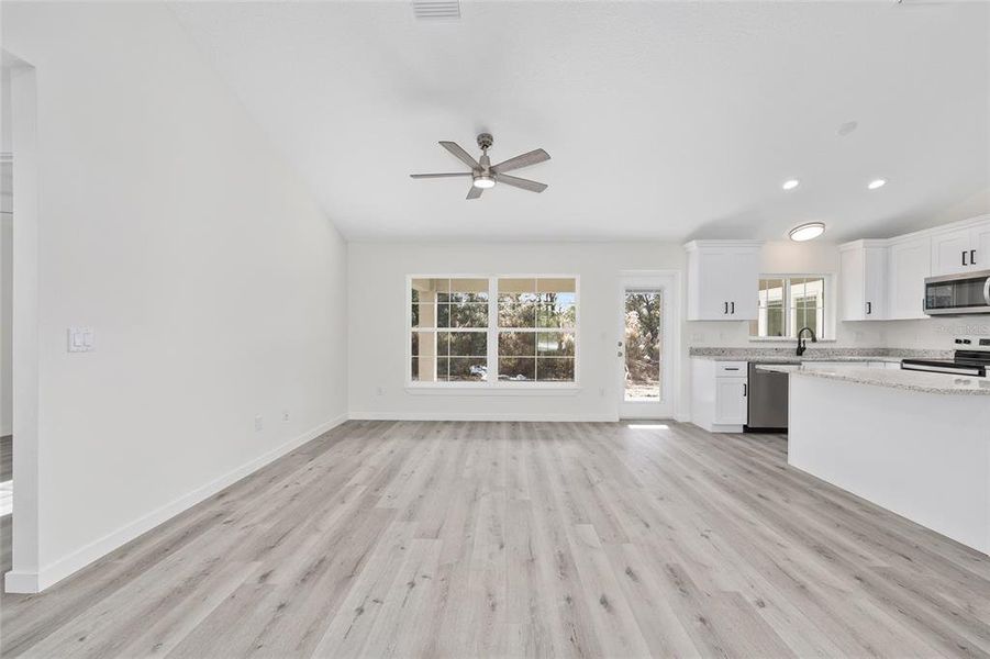 Spacious, unfurnished interior of a new home in , Citrus Springs (Image 21).