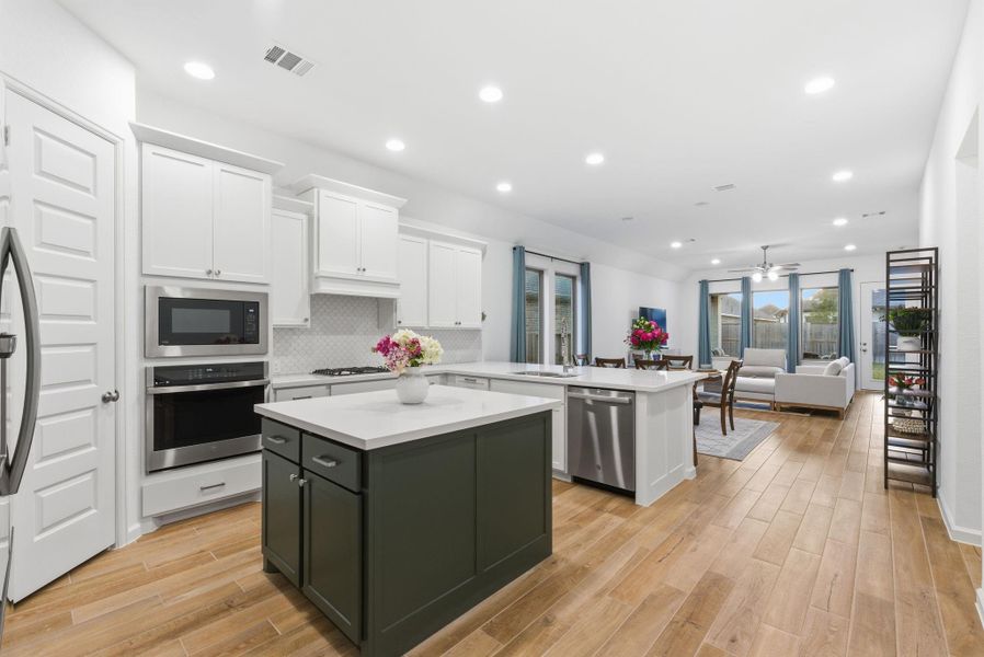 Furnished interior view inside a new home in Meridiana 40'/45', Manvel (Image 19).