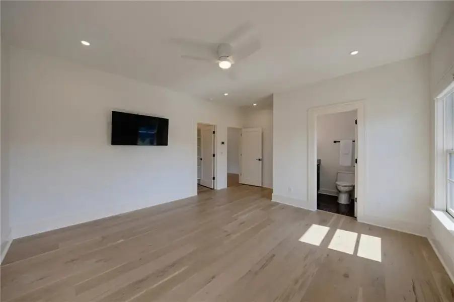 Spacious, unfurnished interior of a new home in , Sandy Springs (Image 27).