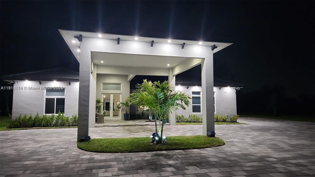 Exterior details and patio area of a home in , Homestead (Image 24).