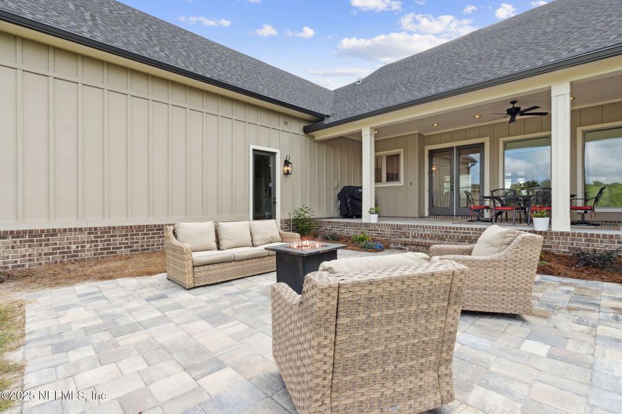 Exterior details and patio area of a home in , Hilliard (Image 2).
