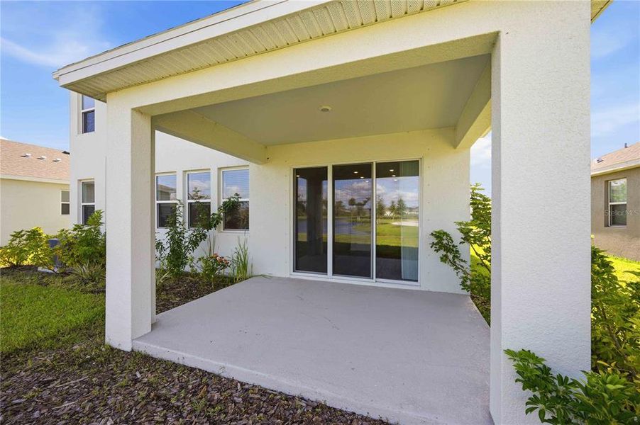 Exterior details and patio area of a home in Coddington, Bradenton (Image 4).