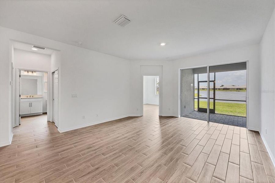 Spacious, unfurnished interior of a new home in Sweetwater at Lakewood Ranch, Bradenton (Image 39).