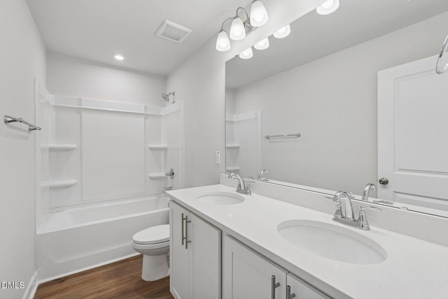 Tredenham 6_Eno_Bathroom 1_9.2.25_webrea Tredenham 6_Eno_Bathroom 1_9.2.25_webrea