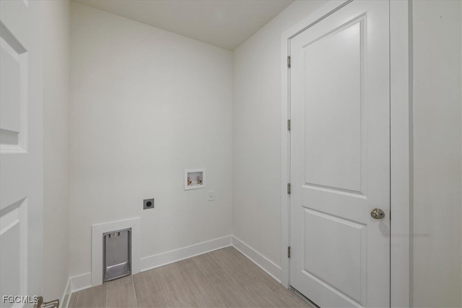 Spacious, unfurnished interior of a new home in Cape Coral, Cape Coral (Image 31).