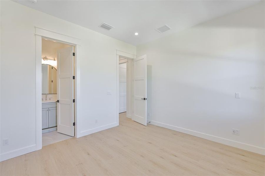 Spacious, unfurnished interior of a new home in , Tampa (Image 91).