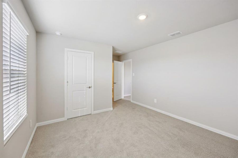 Spacious, unfurnished interior of a new home in Stonehaven, Seagoville (Image 24).