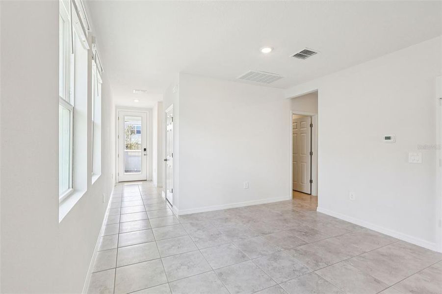Spacious, unfurnished interior of a new home in , Lake Alfred (Image 17).