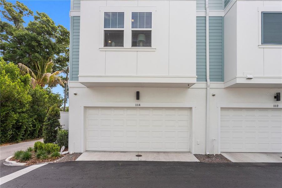Exterior details and patio area of a home in , St. Petersburg (Image 25).