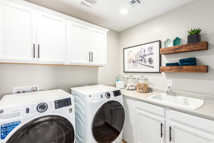 Representative furnished interior of a home built from the 40R3 by Taylor Morrison in Rancho Mercado, Surprise (Image 34).