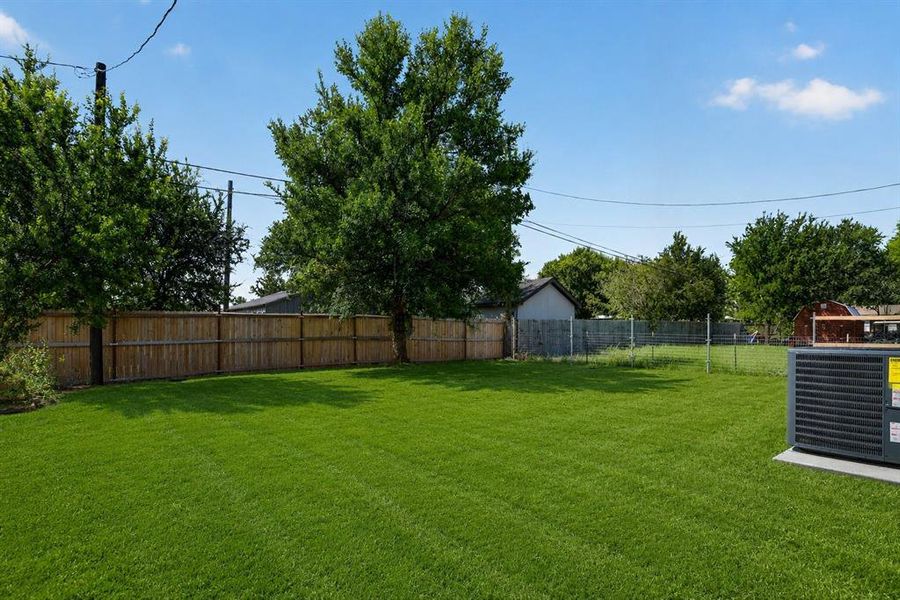Exterior details and patio area of a home in , Granbury (Image 22).