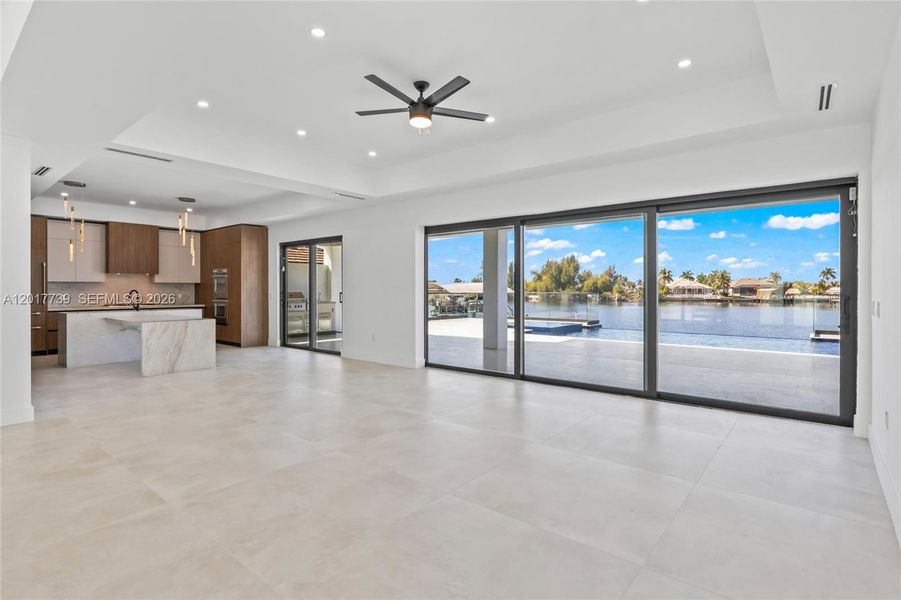 Spacious, unfurnished interior of a new home in , Cape Coral (Image 19).