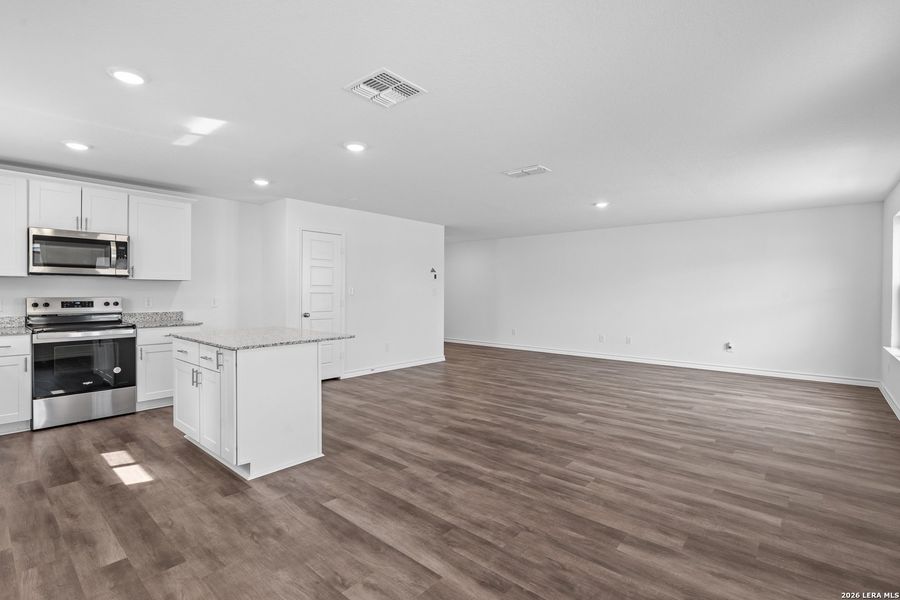 Spacious, unfurnished interior of a new home in Lily Springs, Seguin (Image 17).