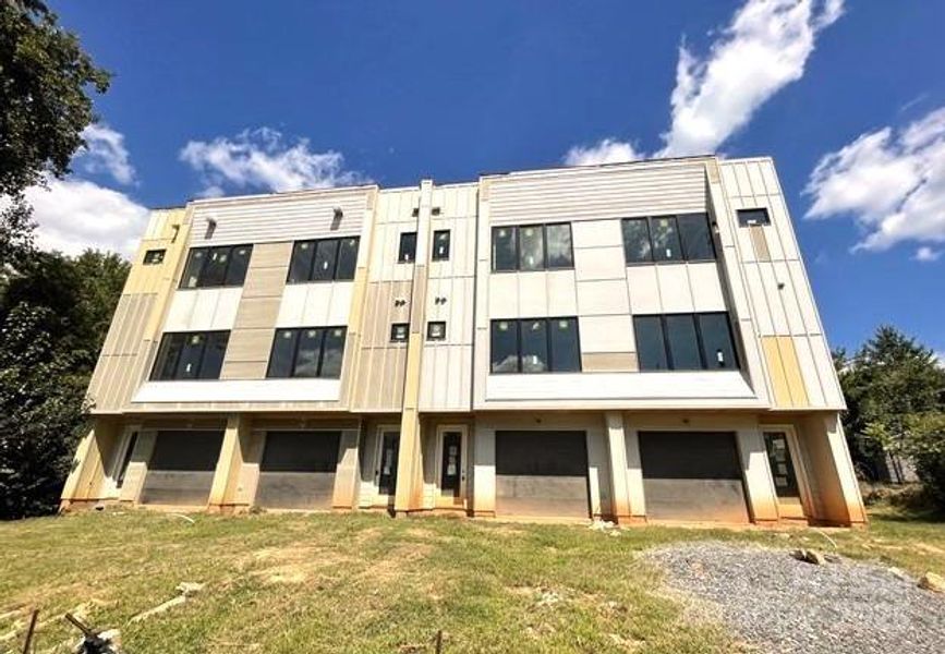 Condo located in Charlotte, NC showcasing its design and architecture (Image 3).