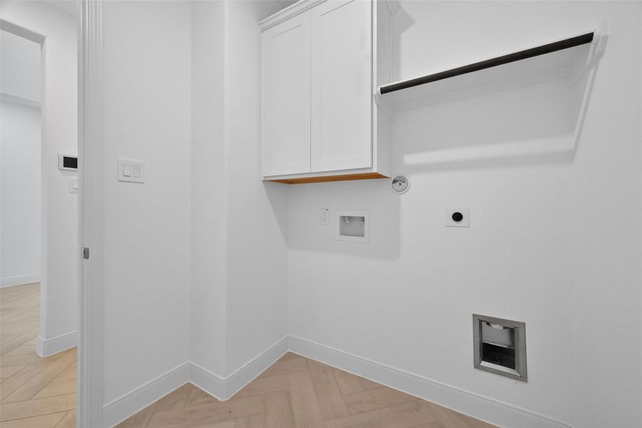 Spacious, unfurnished interior of a new home in Lago Mar, Texas City (Image 27).