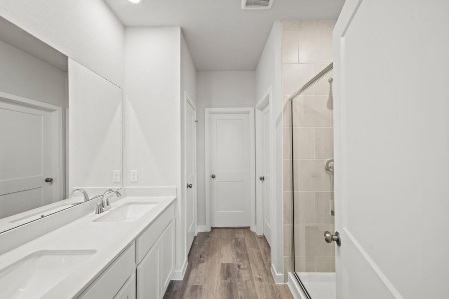 Furnished interior view inside a new home in Valor Park, Bay City (Image 8).
