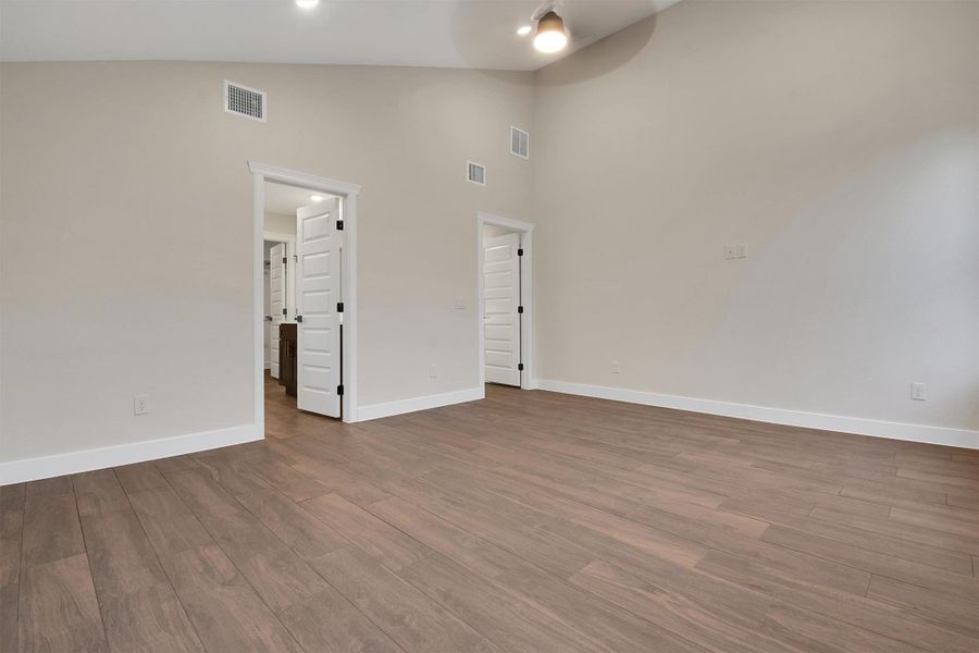 Spacious, unfurnished interior of a new home in , Bastrop (Image 18).