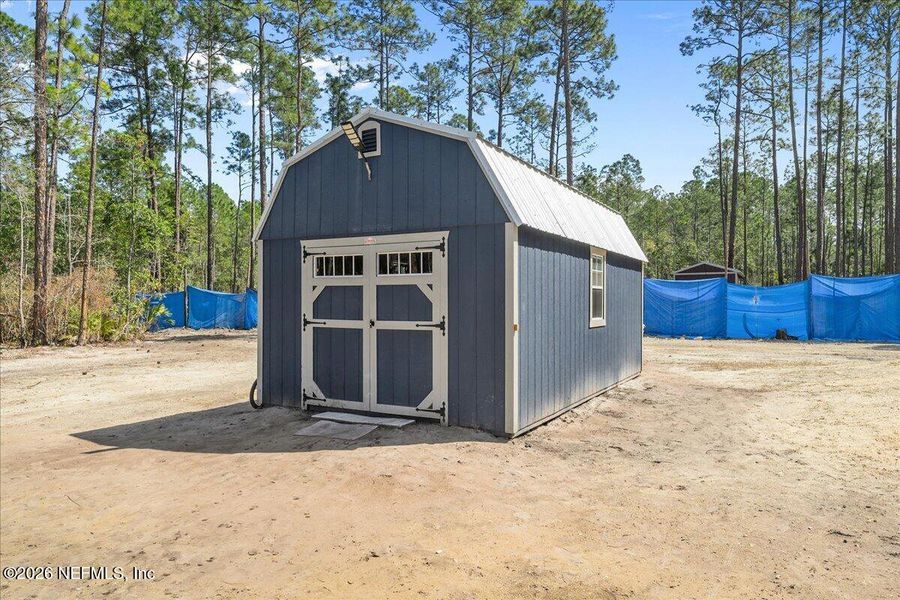 Exterior details and patio area of a home in , Palatka (Image 20).