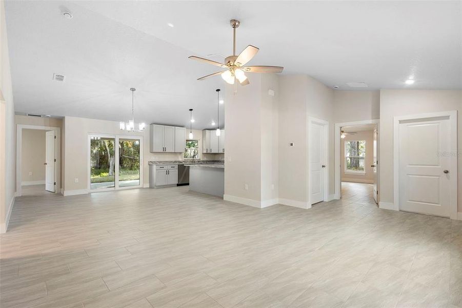 Spacious, unfurnished interior of a new home in , Deland (Image 13).