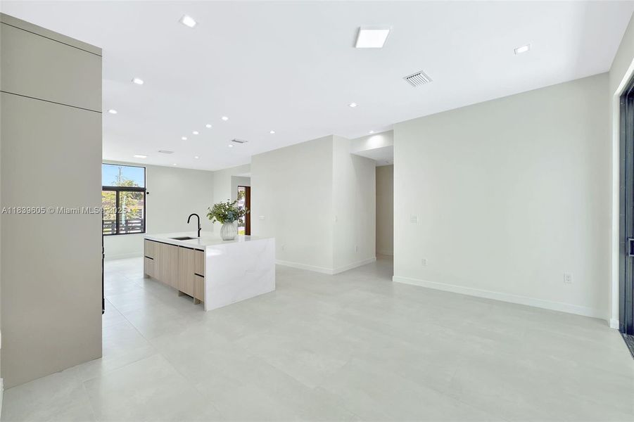 Spacious, unfurnished interior of a new home in , Miami (Image 5).
