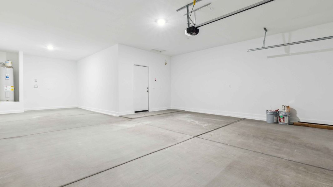 Spacious, unfurnished interior of a new home in Entrada Del Oro, Gold Canyon (Image 29).