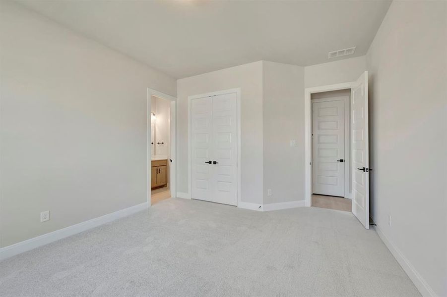 Spacious, unfurnished interior of a new home in Myrtle Creek, Waxahachie (Image 14).