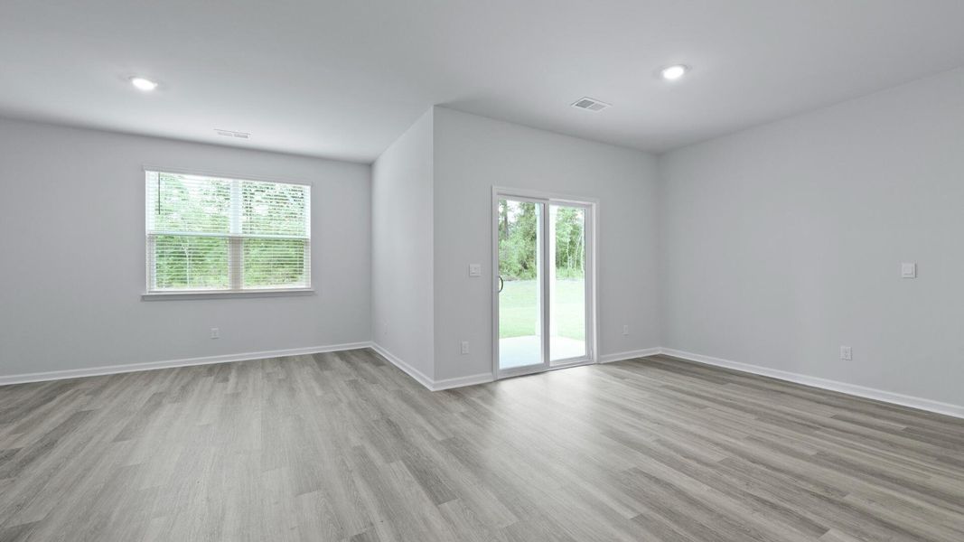 Spacious, unfurnished interior of a new home in Carolina Groves, Moncks Corner (Image 10).