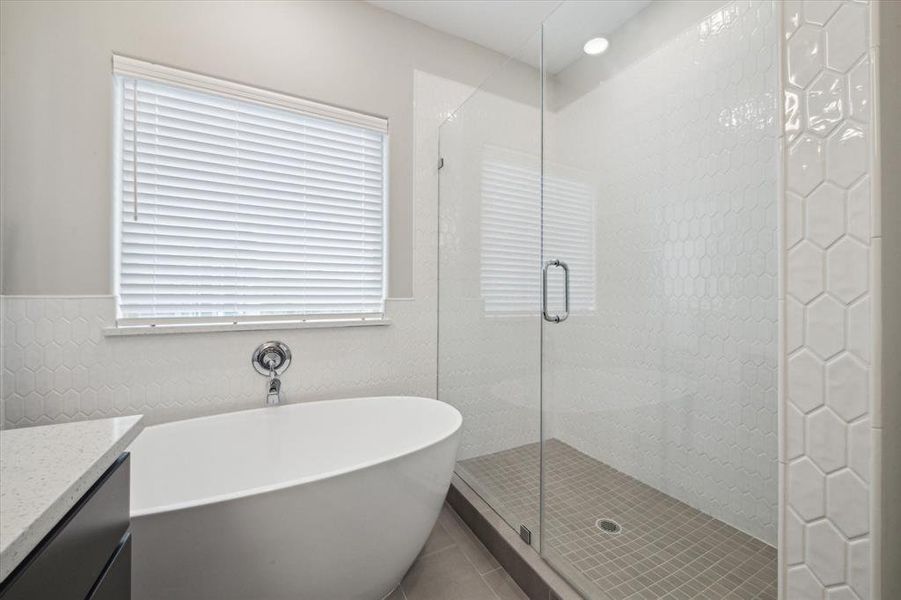 Primary en suite bath completewith large soaking tub andoversized shower.