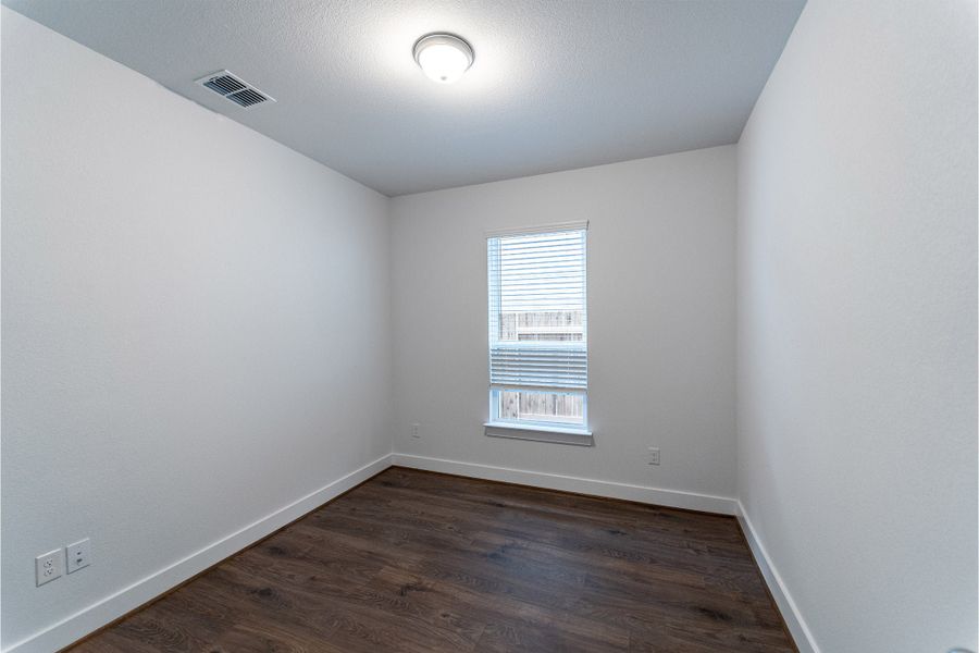 Spacious, unfurnished interior of a new home in Sunfield, Buda (Image 14).