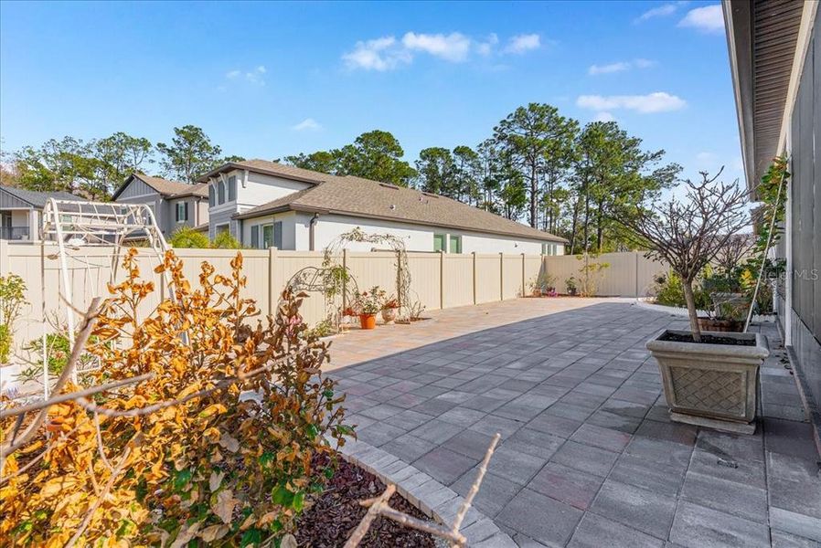 Exterior details and patio area of a home in Pearl Estates, Lutz (Image 33).