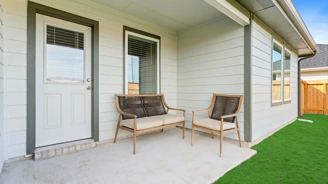 Exterior details and patio area of a home in Evergreen, Rosenberg (Image 3).