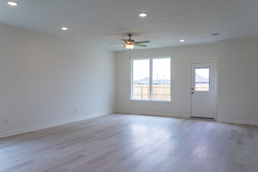 Spacious, unfurnished interior of a new home in Pecan Grove, Navasota (Image 6).