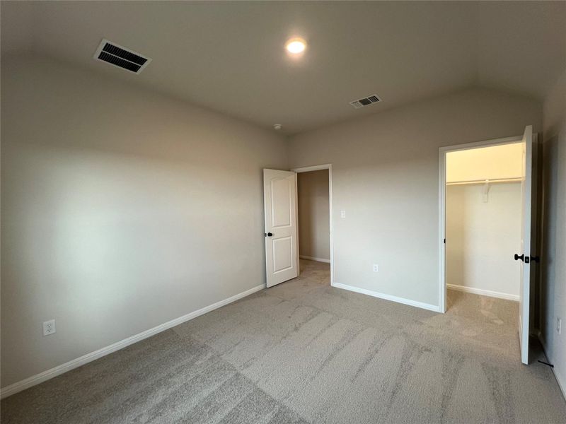 Spacious, unfurnished interior of a new home in Rolling Glen, Hutto (Image 17).