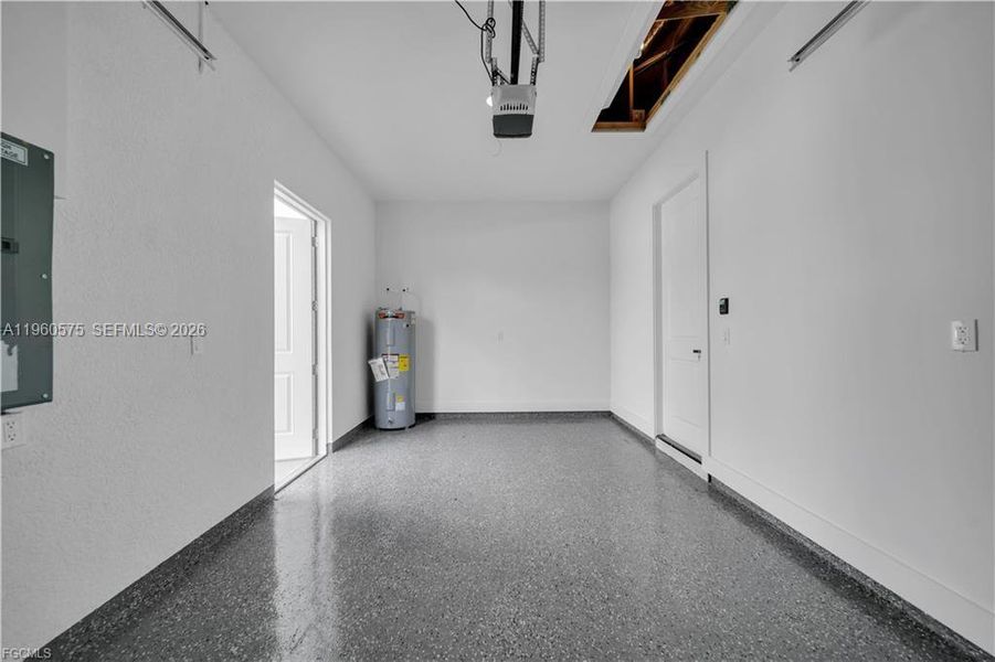 Spacious, unfurnished interior of a new home in , Lehigh Acres (Image 29).