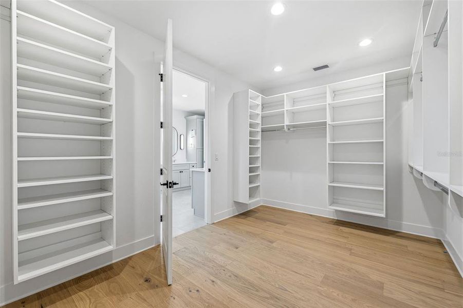 Spacious, unfurnished interior of a new home in , Tampa (Image 33).
