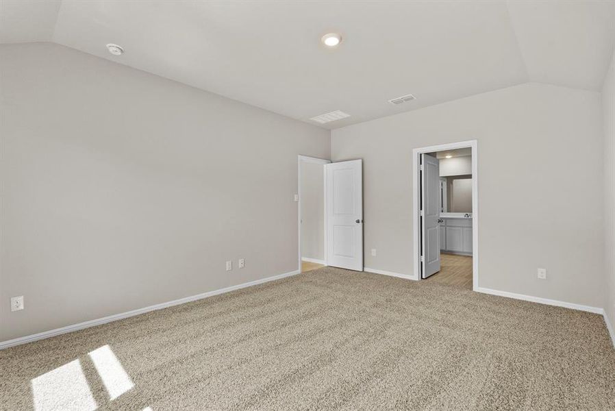 Spacious, unfurnished interior of a new home in Meadowbrook Estates, Cleburne (Image 23).