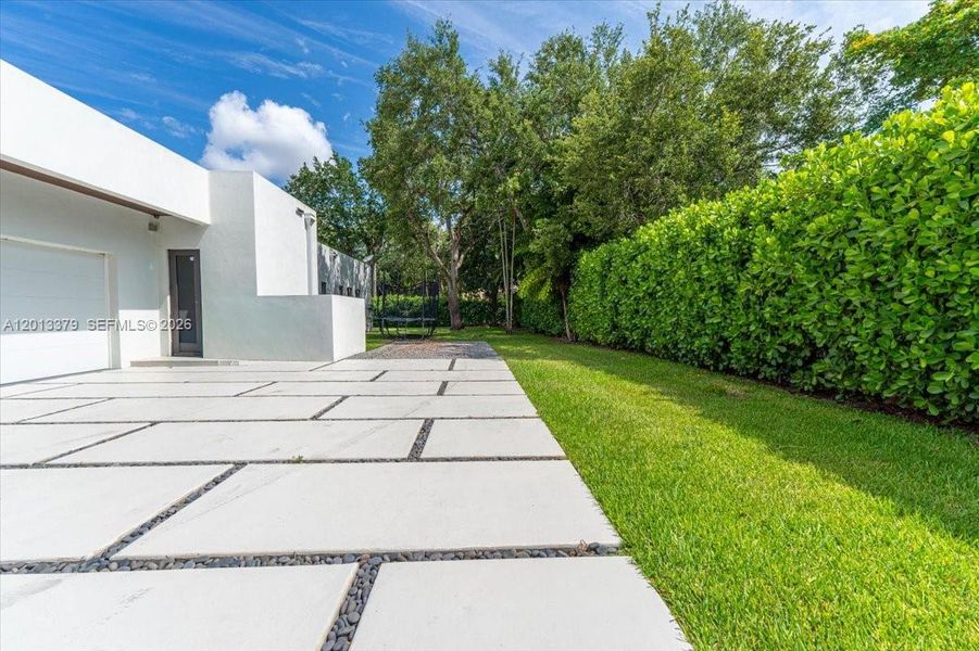 Exterior details and patio area of a home in , Pinecrest (Image 3).