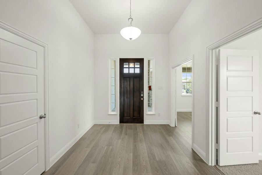 Spacious, unfurnished interior of a new home in Kentsdale Farms, DeSoto (Image 10).